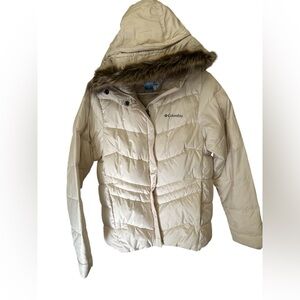 Woman’s size small Columbia coat 🧥 with fur lined detachable hood